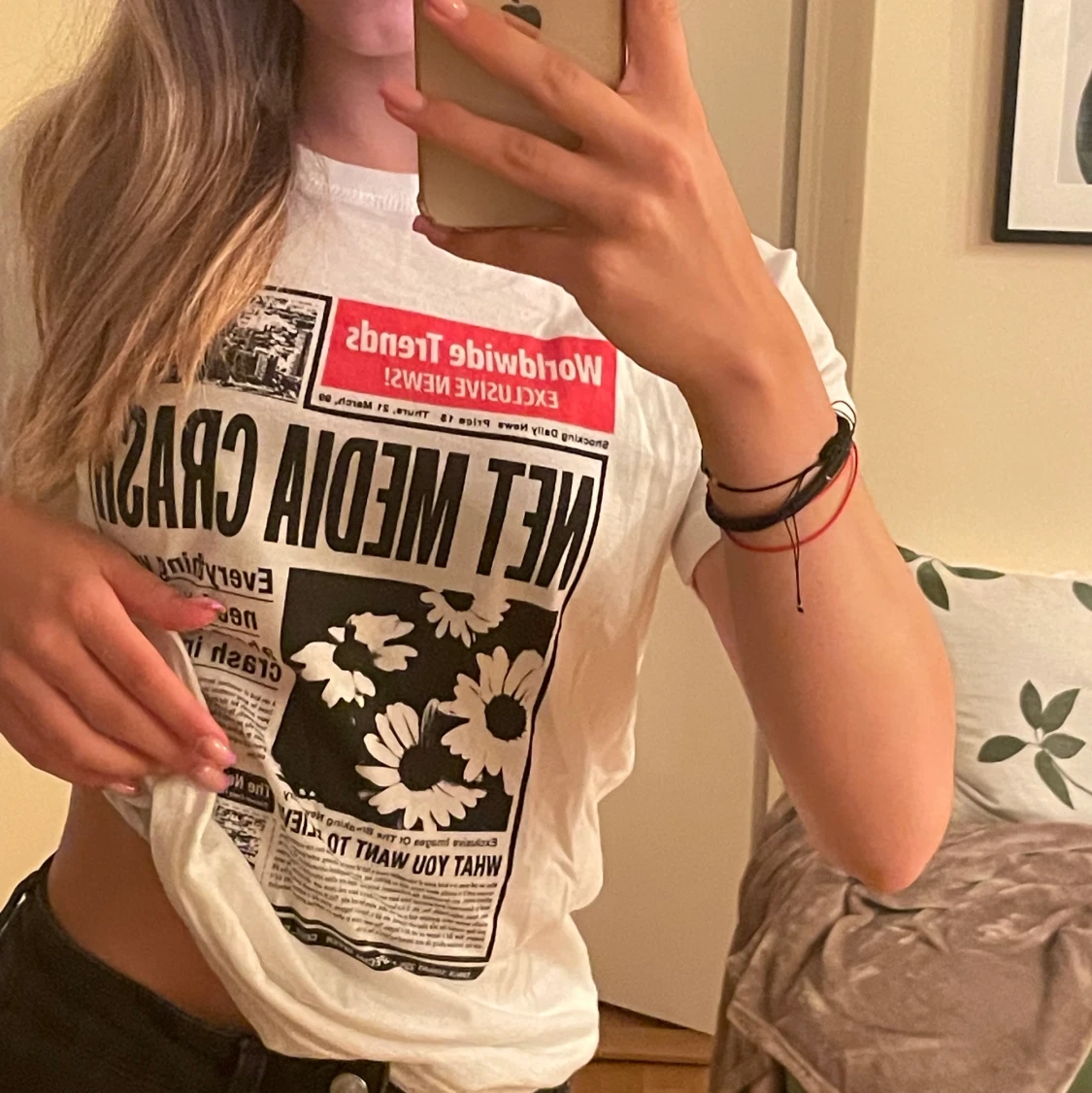 T shirt med ”tidningstryck” på - 90