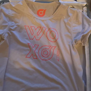 Vet inte vilket märke - Hej säljer dena träningströjan de är lite nät i armarna och har ett tryck 