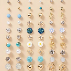 30 par olika örhängen  - Olika örhängen oöppnade då jag råkade klicka hem dubbletter :) 50 kronor fri frakt 