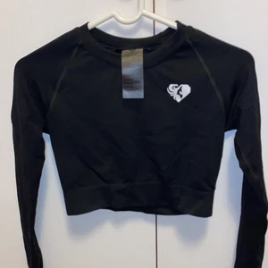 Träningstopp från womens best - Plagget är endast användt en gång då de är litet i storleken därav jag säljer den. Storlek s sitter som en xs så den är tight i modellen. Skickar gärna med PostNord blått brev 45 kronor