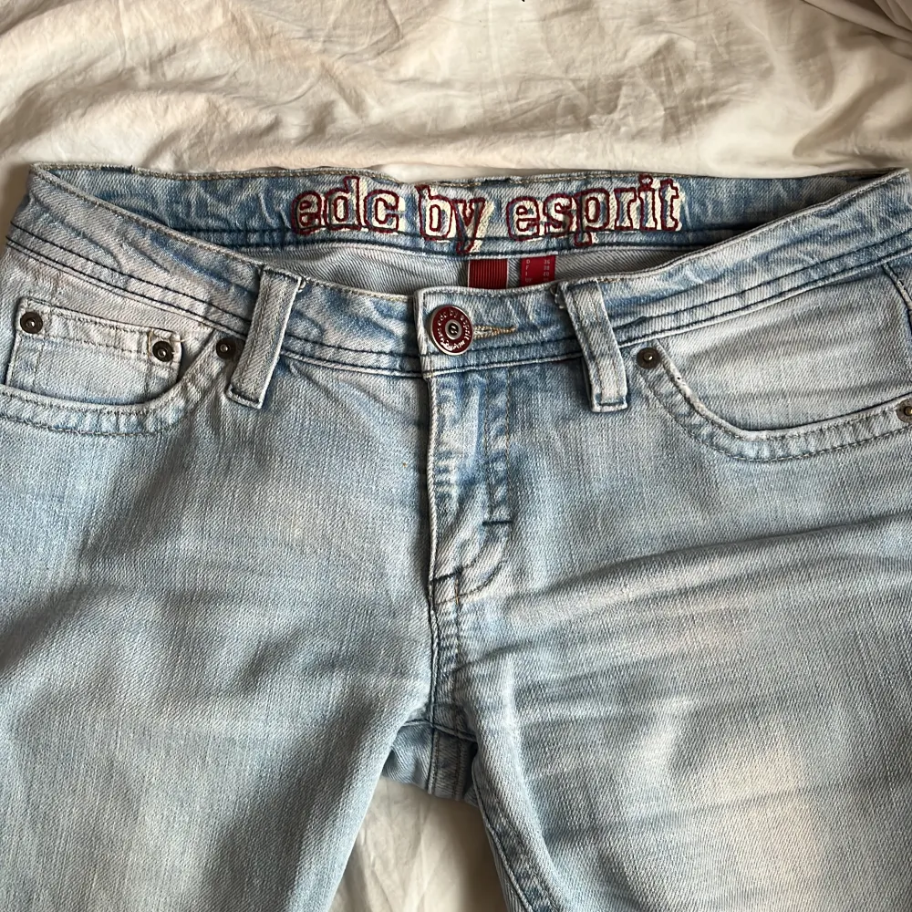 Superfina ljusblå lågmidjade bootcut jeans med coola fickor! Midjemått: 80 cm innerbenslängd: 76 cm Jag på bilden är 160 cm  Skriv om du har fler frågor!💕. Jeans & Byxor.
