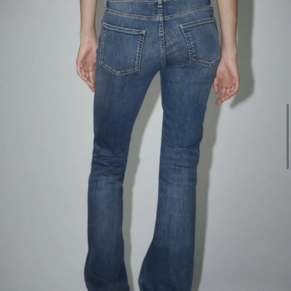 Lågmidjade jeans från zara i storlek 36, skulle säga att jeansen passar bäst på någon som är cirka 166 cm och under☺️. Jeans & Byxor.