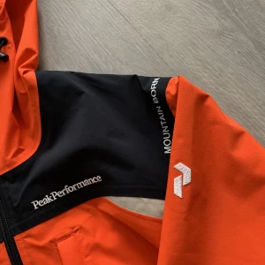 Peak Performance Light Anorak  - Peak Performance, tunn shell jacka, använd EN gång (walla)   köparen står för frakt :)  