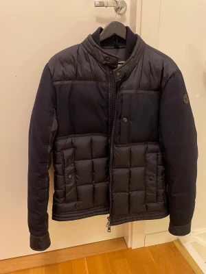 Moncler Baptieu jacka - Fin Moncler Baptieu jacka. Skick 9/10. Sparsamt använd. Mvh Albin