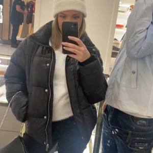 svart puffer jacka från Nelly - Storlek S. Säljer för 250 kr.