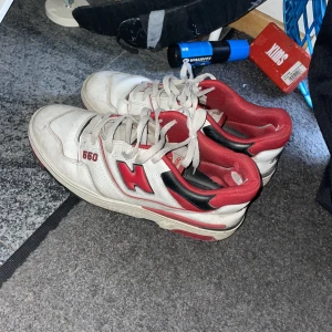 New Balance 550 - Jag säljer mina nb 550 efter att ha använt dom ungefär 1 år men varit väldigt varsam när jag använt dom. Dom har inga skador utom lite i hälen inuti skon men annars är dom bara bra. Storlek 43