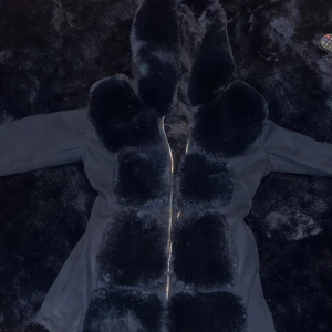 Jacka med päls - Säljer min kappa med äkta päls.