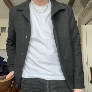 Filippa K jacka - Kort rock från Filippa K. Lite kavaj-stuk på den. Bra skick, sitter som M/L