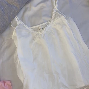 Linne  - Så fint linne med spetskant, gammalt från lager 157💕 Justerbara band (INTE croppat). 100 + frakt 👍🏼