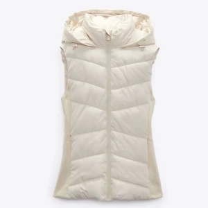 Zara väst - Jätte bra skick. Går ej att köpa längre i denna färg. Storlek M men passar mig med S