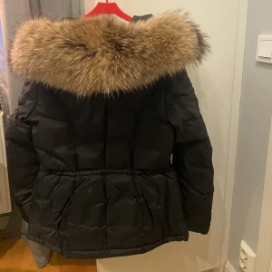 Hollies vinter jacka svart - Bara använd få gånger då jag använder andra jackor, den är i bra skick och sitter bra. Ny pris 3.700 jag säljer min för 2.500 inklusive frakt