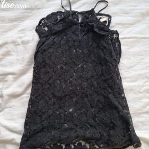 Spetslinne - (Bilder från min tise) Linne i spets från H&M. Storlek 38. Köparen står för frakt.