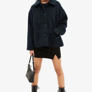 Monki jacka  - Intressekoll om det är någon som vill köpa min mörkblåa jacka ifrån monki, jag köpte den i november och det är i bra skick. Det är slutsåld på Monkis hemsida och finns inte kvar.