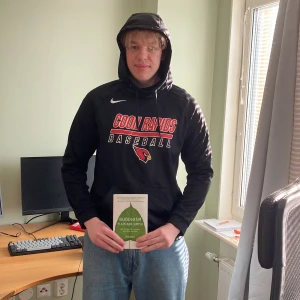 Nike college tröja - Nike college tröja Modellen är 192 cm och väger 90 kg