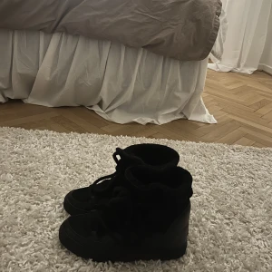 Inuikii wedge - Storlek 40 💛 Inköpta för 2799 kronor förra året.  Sparsamt använda och i ett fint  skick!  