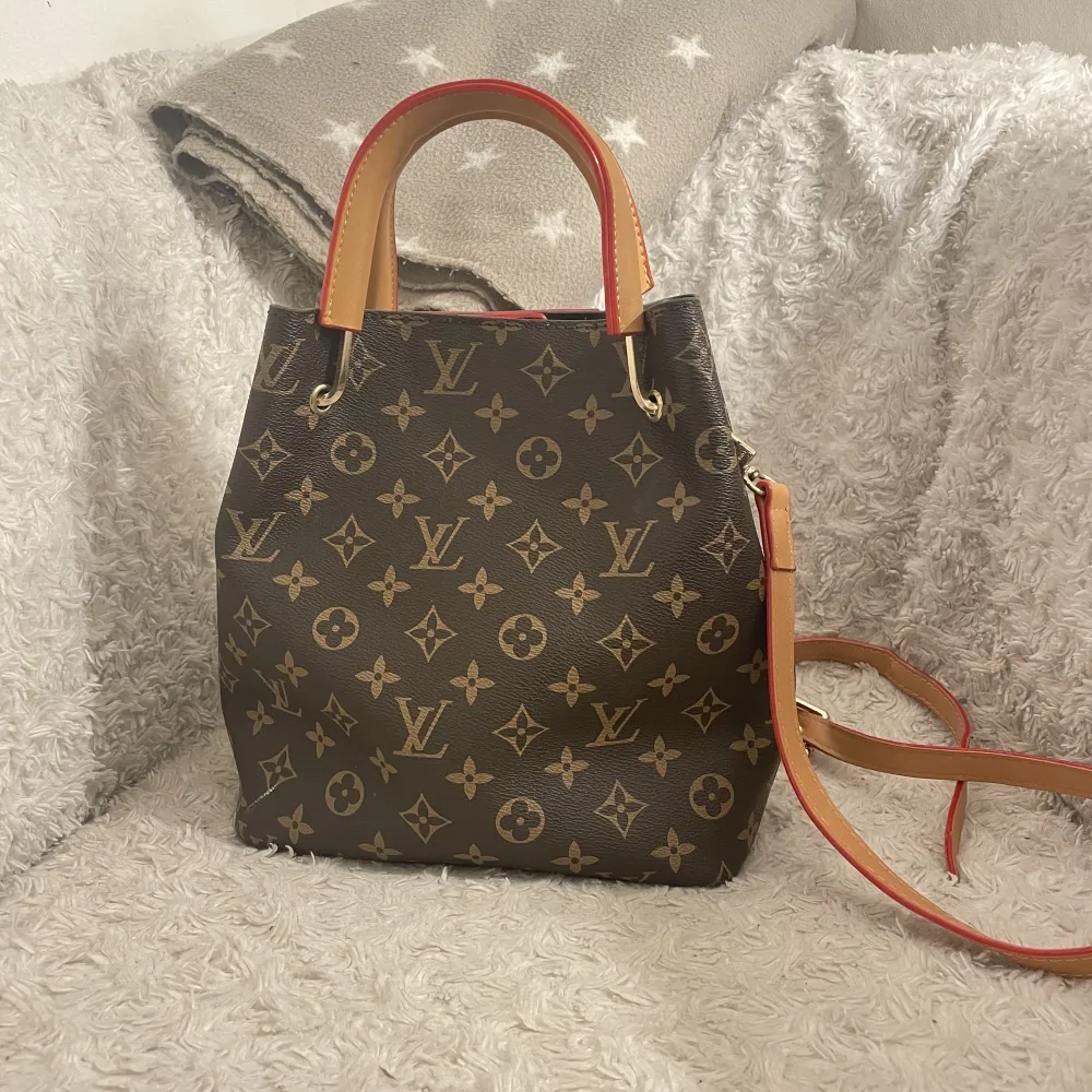 Louis Vuitton väska aldrig använd! Säljer då den inte riktigt min stil. Priset kan diskuteras (;. Väskor.