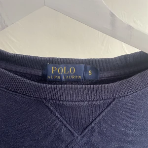 Sweatshirt Ralph Lauren - Säljer en marinblå sweatshirt från Ralph Lauren. Använd sparsamt. Storlek S i herrstorlek. 