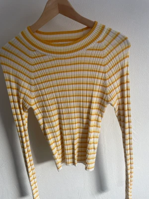 Tröja Ginatricot - Säljer min gul/vit randiga tröja från Ginatricot. Använd en gång. Storlek S. 