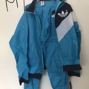 Adidasdress - Fin retro adidasdress. Storlek Medium