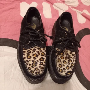 Creepers skor  - Jättefina skor med leopardmönstrer. Använd en gång 