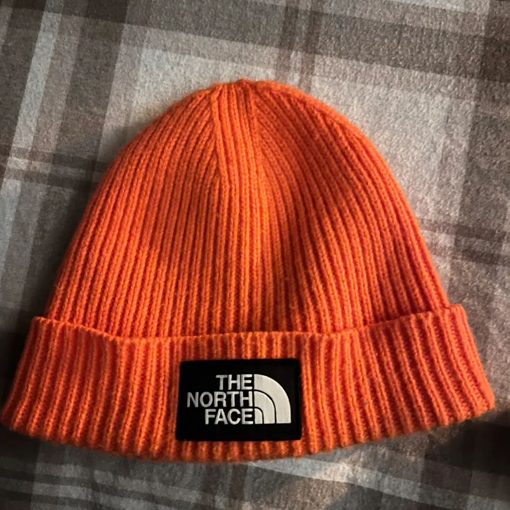 Orange super cute North face mössa. One size. Övrigt.