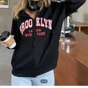 Jätte snygg zip up hoodie. Säljs inte längre säljer pga kommer Inge till användning. Är kanske stor för sin storlek.  Priset kan diskuteras. Köpare står för frakt💕