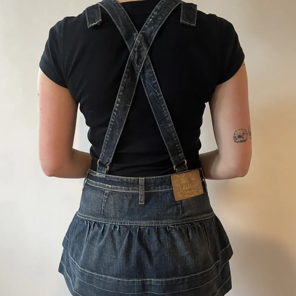 Äkta Killah hängslekjol. Så otroligt sött och unikt plagg.💋82cm i midjemått, bara att höra av dig för övriga frågor.. Hameet.