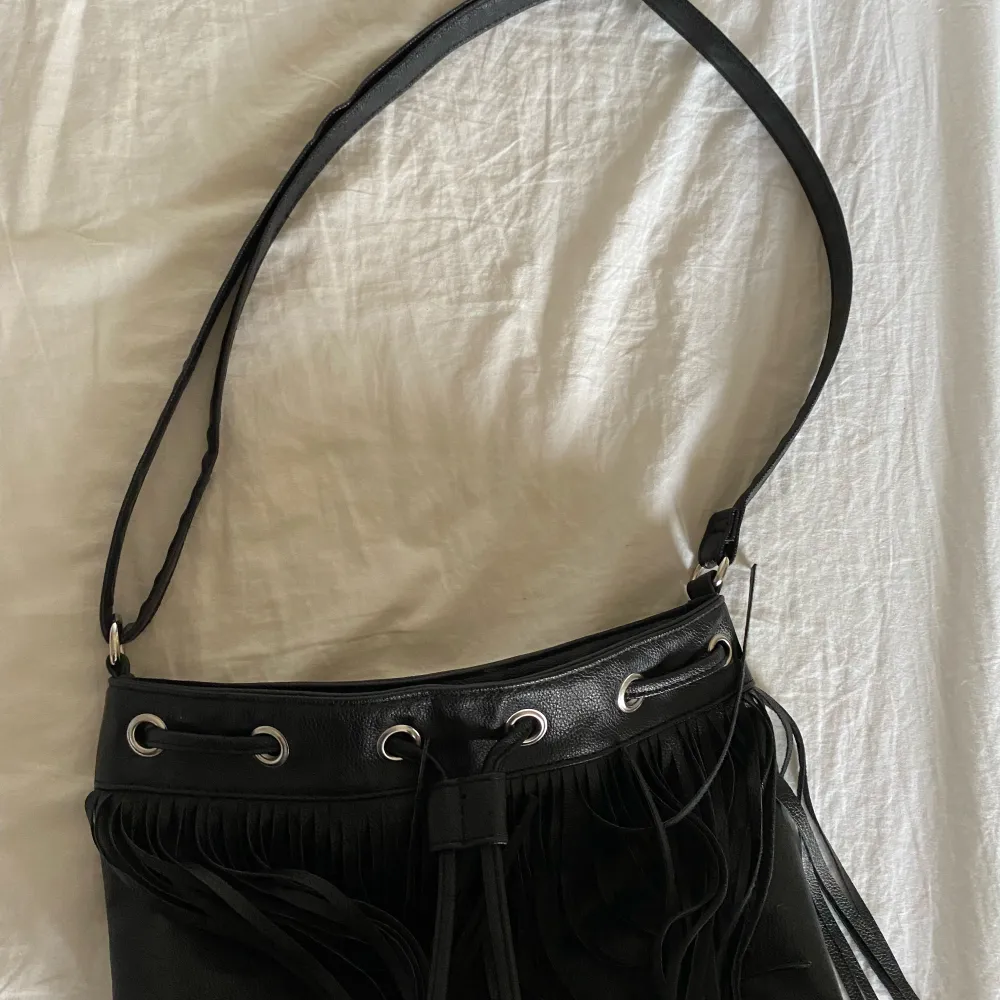 En snygg svart väska med fransar från okänt märke. Pris kan diskuteras💕. Väskor.