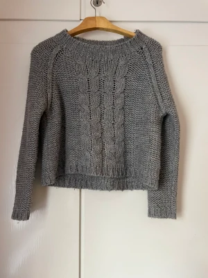 Tjocktröja - Grå stickad tjocktröja. S 
