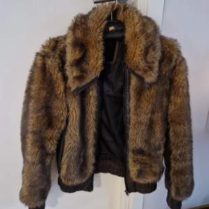 En orginal Miss Sixty jacka från London, fake fur med läder inuti och på sidorna. Bra skick ! Kostade orginal pris 3500 kr 