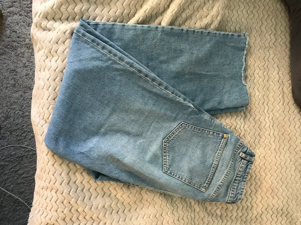 Breda blåa jeans med snygg klippning där nere! Säljs då dem inte kommer till användning längre! Dem är i barnstorlek men passar mig som har S! För fler bilder eller vid frågor är det bara att kontakta privat! . Jeans & Byxor.