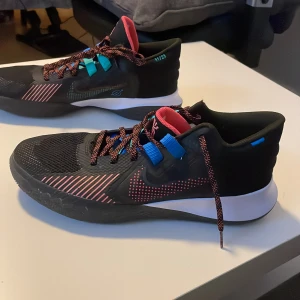 Basketskor - Hej säljer ett par Nike kyrie Hej basketskor storlek 45,5 använd Max 2-3 gånger passar inte min storlek det är ett par Nike kyire