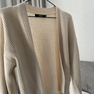 Kofta - Jättefin stickad beige kofta från bikbok. Knappt använd, fint skick! 