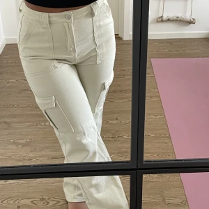 Cargobyxor - Fina ljusbeigea cargobyxor, använt 2-3 gg. Säljer då jag redan har ett par liknande🤍 Pris: 150kr  Strl: 36