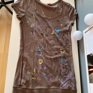 jättefin babytee - verkligen jättefin babytee från edc. den är ganska lång och har stor u-ringning. använd 2 gånger. 