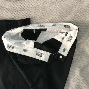 Dickies 874 - Ett par fräscha och trendiga dickies byxor i modellen 874! Skit snygga, men tyvärr så var de inte i rätt storlek för mig! Använda en gång utav mig och köptes på plick! Vid fler frågor skriv! 