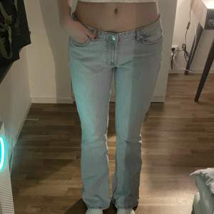 Lågmidjade bootcut jeans i storlek 40 från Zara. Jag är 175 cm lång och brukar ha 38 i jeans.