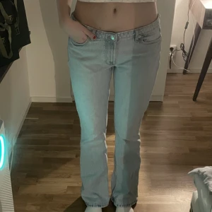 Lågmidjade jeans - Lågmidjade bootcut jeans i storlek 40 från Zara. Jag är 175 cm lång och brukar ha 38 i jeans.