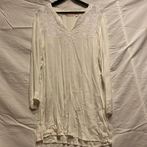 Vit blusklänning - Så vacker vit klänning med små detaljer här och där!