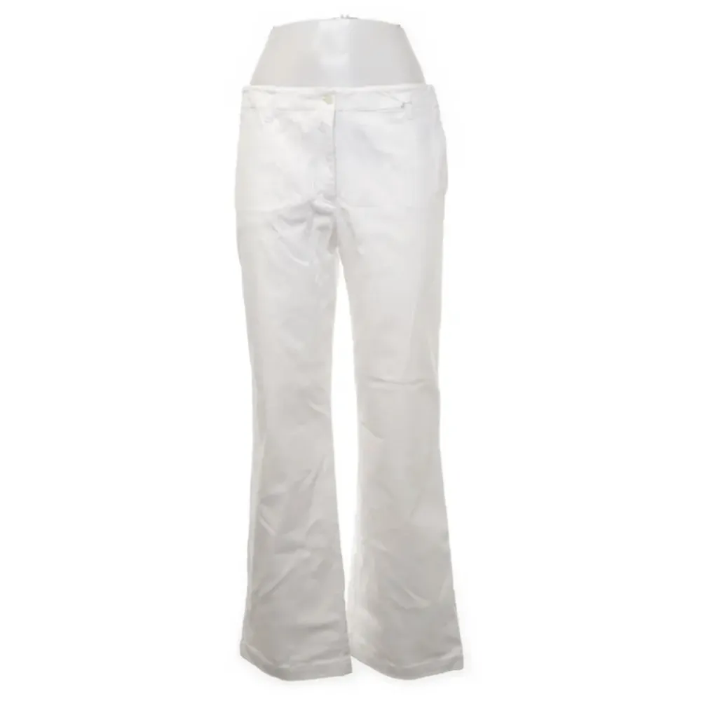 Vita lågmidjade utsvängda byxor som jag säljer eftersom dom är för små för mig. Köptes på sellpy, inga defekter❤️ frakt tillkommer💞. Jeans & Byxor.