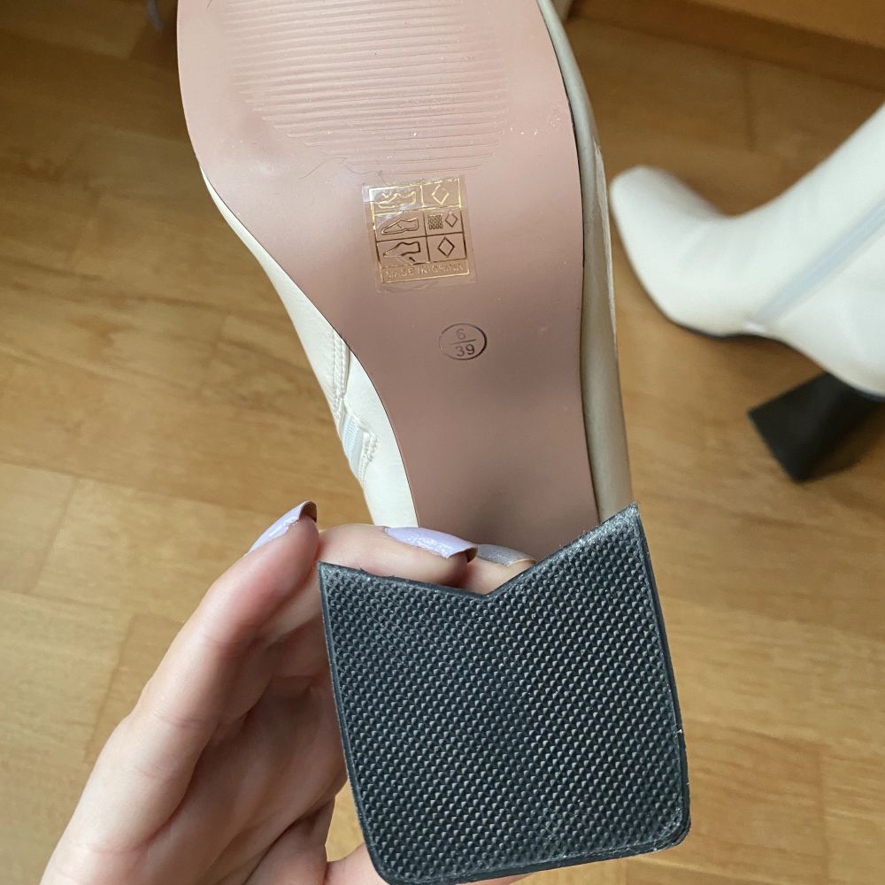 vit-vita-boots-st-vlar-med-svart-klack-plick-second-hand
