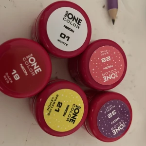 Nagel gel 5 st  - Säljer 5 st nagel gel olika färger. Säljer i 5 pack för 150 kr. Tar emot Swish    Helt oanvänd: helt nya säljer p pga av inte kommer till användning.  Oöppnad. Aldrig använda  Kan posta frakt står köpare för sickar med spårbart 