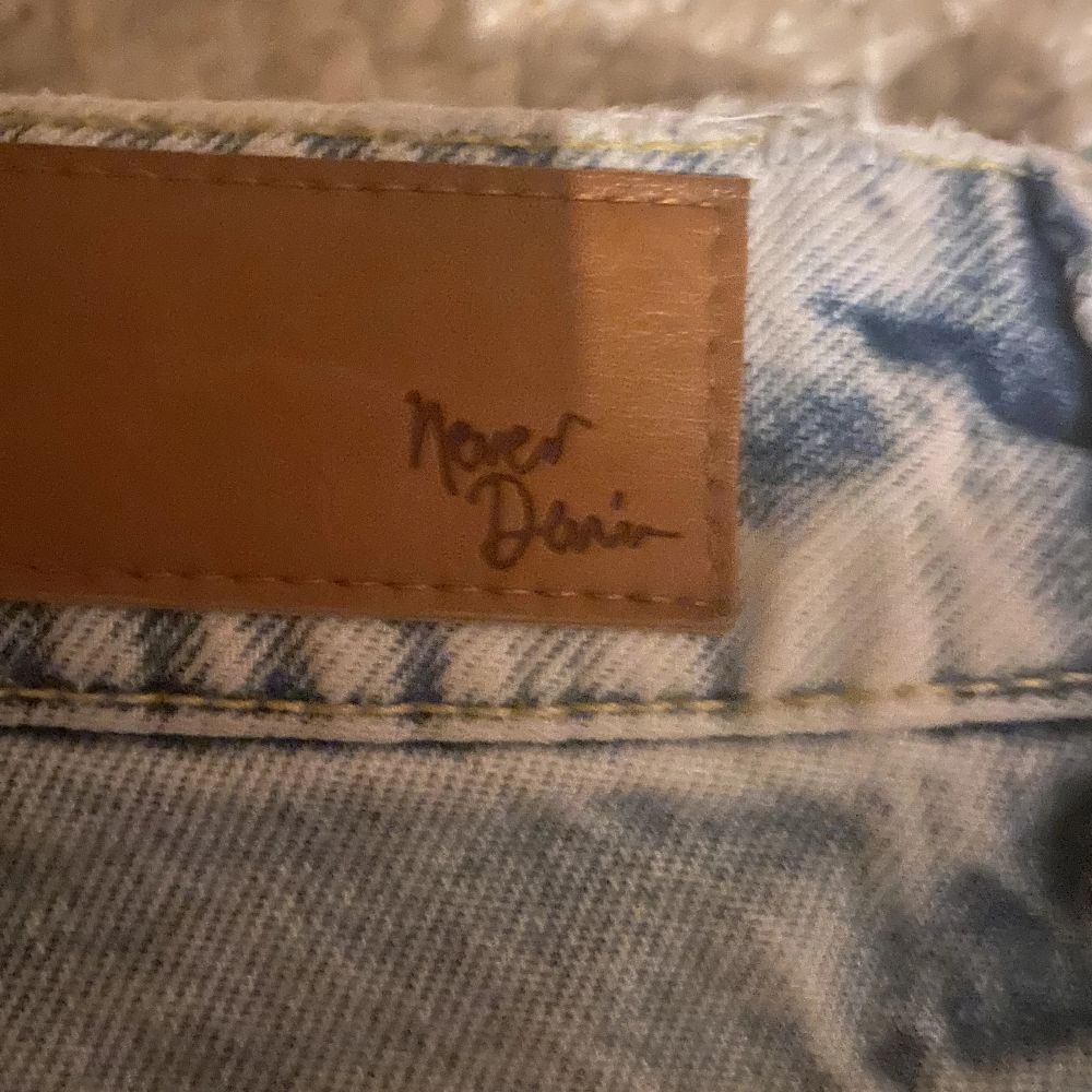 Hej! Säljer mina jeans pga för långa de är i storlek 27w i midjemått , storlek 34 i längden de är använda ett få tal gånger men inte alls slitna🥰. Jeans & Byxor.