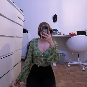 Blommig tröja  - Halv mesh material men extra lager över bysten, jätte söt kommer bara aldrig till andvändning längre 