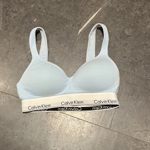 CK bralette M 💙 - DEN ÄR INTE SÅLD! storlek M, knappt använd därav superfint skick. nypris var 499kr på åhléns. så fin ljusblå färg 💙 klicka på köp direkt så är den din 💙 passar en 75B/C skulle jag säga!