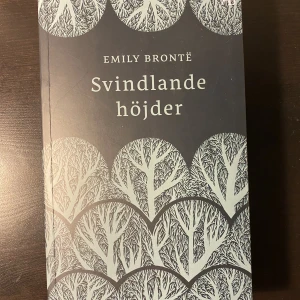 Svindlande höjder - Wuthering hights på svenska av Emily Bronte. 80kr inklusive frakt eller möts upp i Västerås💕
