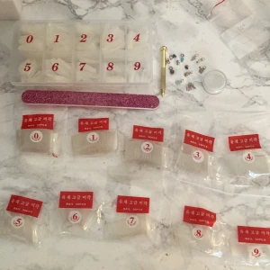 lösnaglar sett  - två Dior nagellack 18 stycken olika lösnaglar 50 pcs var några nagel detaljer och vitt glitter nagellim och borttagnings pads 