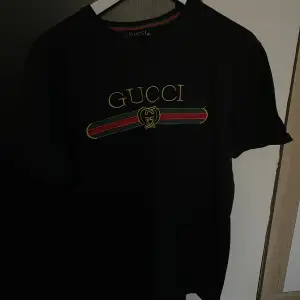 inte äkta gucci t-shirt bra kvalite och inte sliten. stl L  köparen står vid frakt