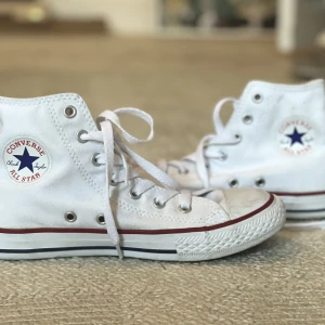 Vita converse - Nästan helt oanvända vita converse!🌟 