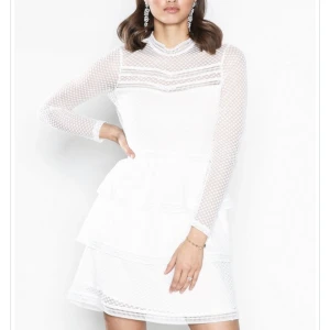 Vit klänning - Säljer oanvänd vit volangklänning ifrån märket neo noir, perfekt till studenten eller avslutning t.ex!!❤️ helt slutsålda och mycket efterfrågad, nypris: 1099, mitt pris endast 399!❤️❤️❤️💕